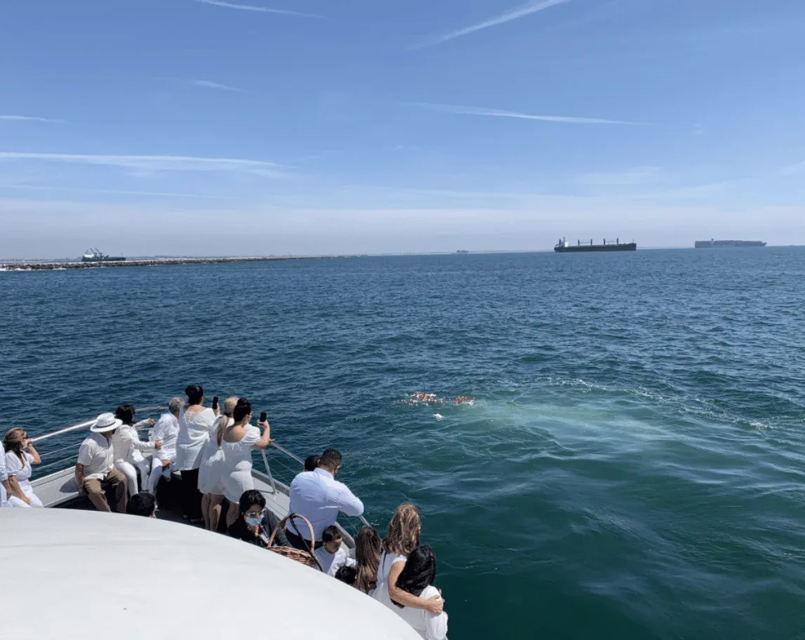 Private ash scattering ceremony at sea Miami - family memorial yacht