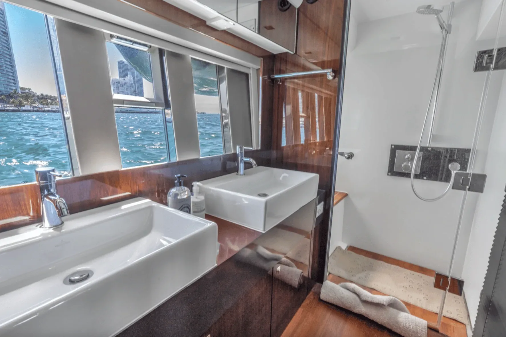 Fairline Squadron 70 FT - Photo 17