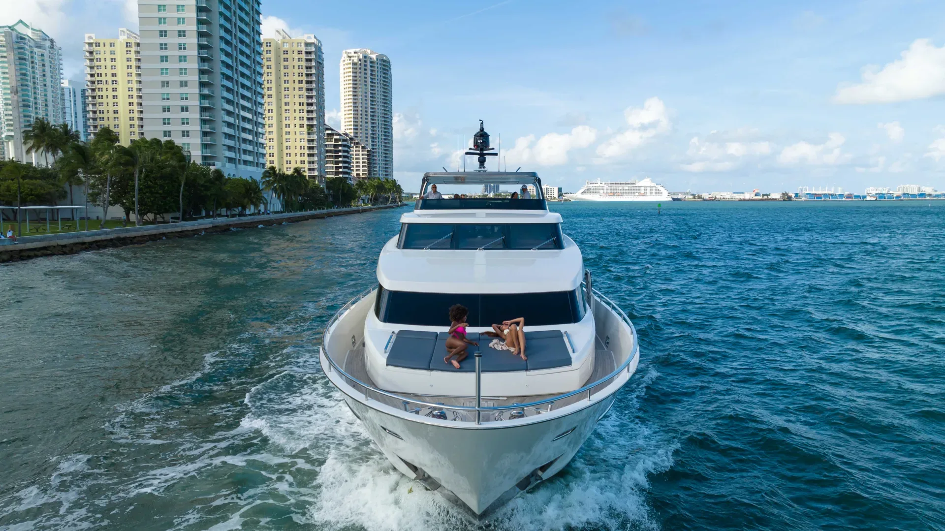 Weekly yacht charter Miami what to expect on board