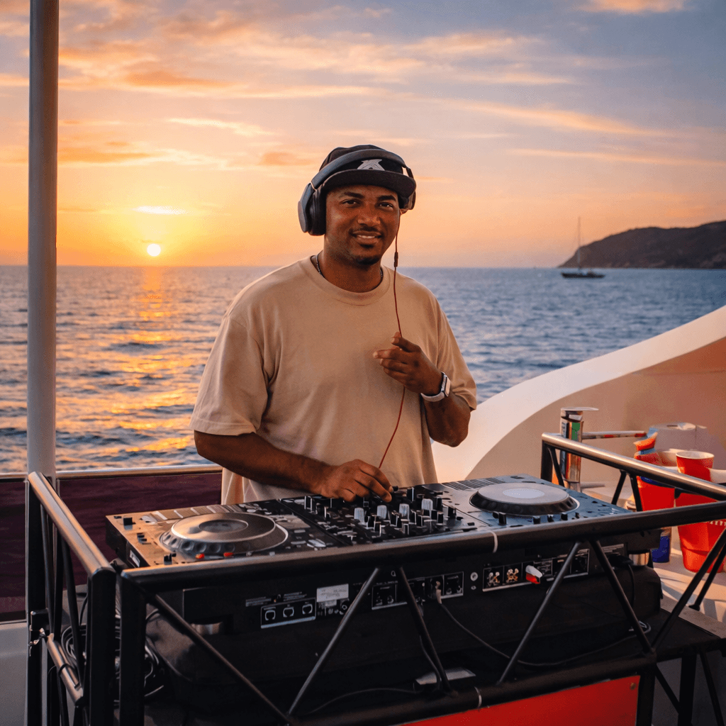 Yacht party DJ experience 5